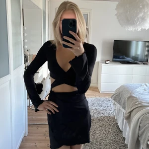 Snygg cut-out klänning - Super snygg cut out klänning som verkligen sitter som en smäck på kroppen!  Endast använd 1 gång, säljer för att jag ej får användning till den:(❤️ 
