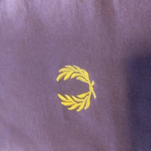 Fred perry  - T shirt i mycket bra skick, använda inte den , storlek är S. om du vill ha flera bilder eller du har frågor du kan skriva till mig 🤗💛