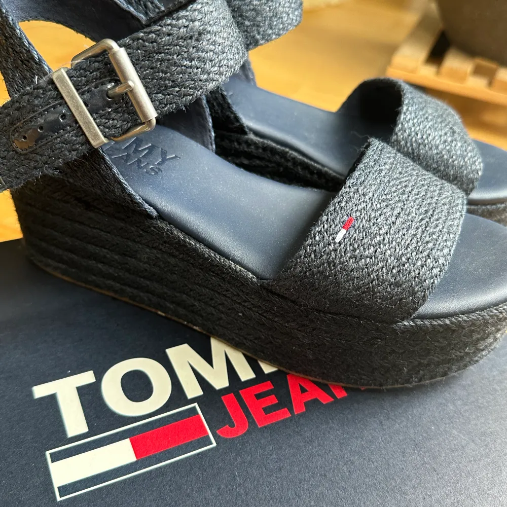 Unika och super bekväma sandaler med hög sula från Tommy Hilfiger i marinblått. De är så gott som oanvända utan någon som helst skada/slitage. Modellen är helt slutsåld i affärer så passa på! ✨🫐  #klackar #sandaler #nyskick #tommyhilfiger #unik #slutsåld . Skor.