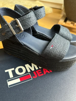 Tommy Hilfiger sandaler  - Unika och super bekväma sandaler med hög sula från Tommy Hilfiger i marinblått. De är så gott som oanvända utan någon som helst skada/slitage. Modellen är helt slutsåld i affärer så passa på! ✨🫐  #klackar #sandaler #nyskick #tommyhilfiger #unik #slutsåld 