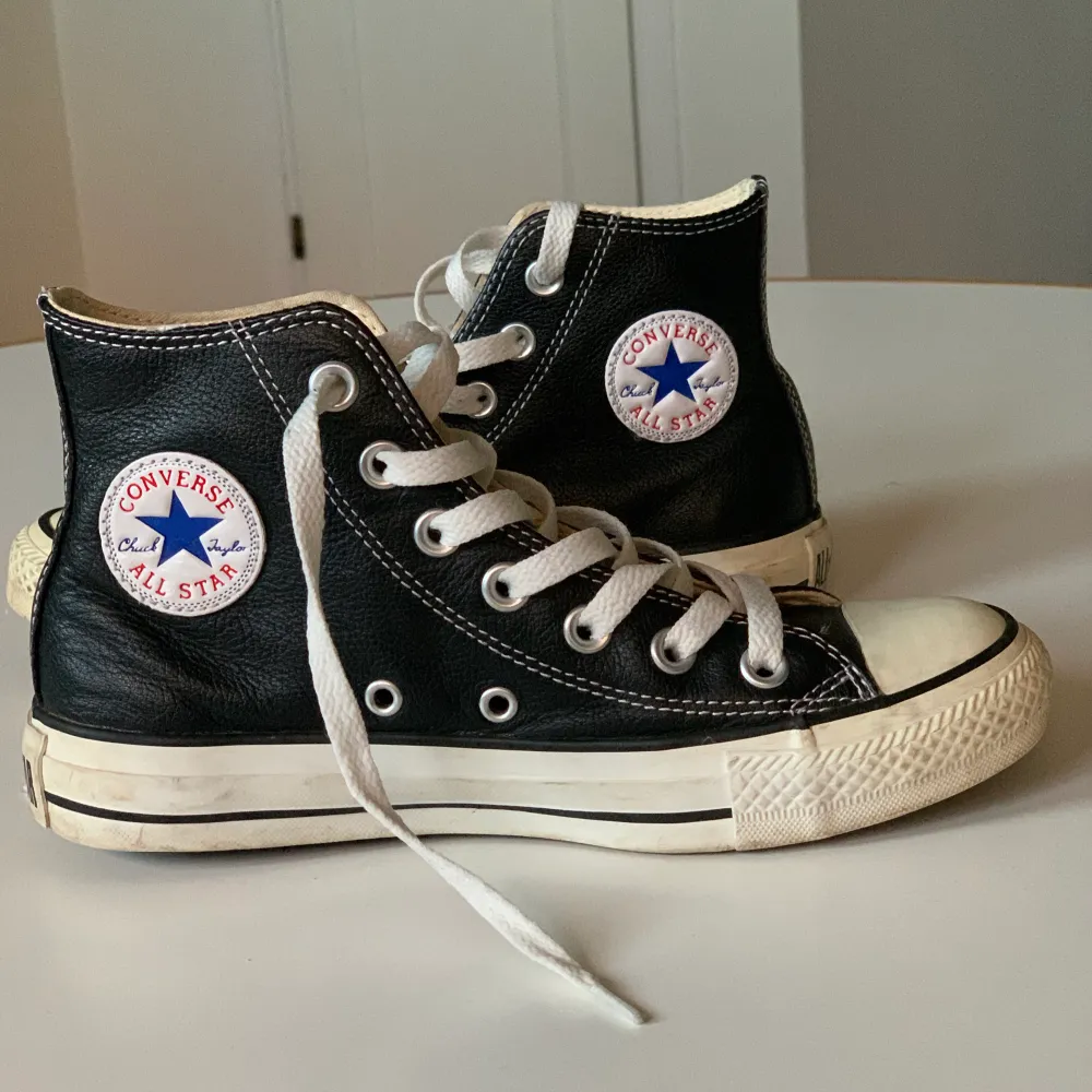 Säljs Converse dam, höga, läder Sneakers är i bra skick.. Skor.