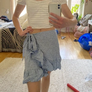 Blommig kjol - Jättefin blommig sommar kjol med knytning på sidan💞 Bara testad hemma, därför jättebra skick! 
