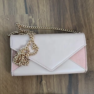 Rosa väska  - Ljusrosa väska med guldkedja aldrig använd 