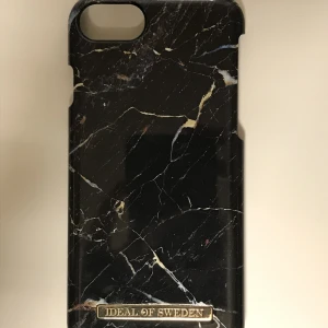 iPhone Skal - Har två små repor på kanterna som är osynliga om man inte letar efter dem. Är annars i bra skick och har bara använt under spannet av en vecka. Säljer för halva priset jag köpte den för.