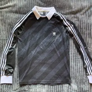 Adidas fotbolls tröja i använt skick med inga synliga skador.