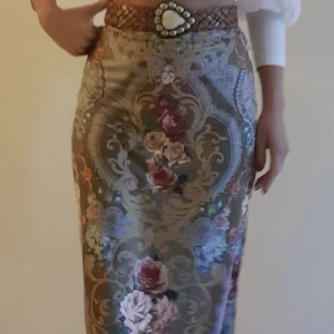 lång kjol  - kommer ej t  användning ( möts ädas up❗️ om du vill jag ska frakta så kostar det dubbelt.)