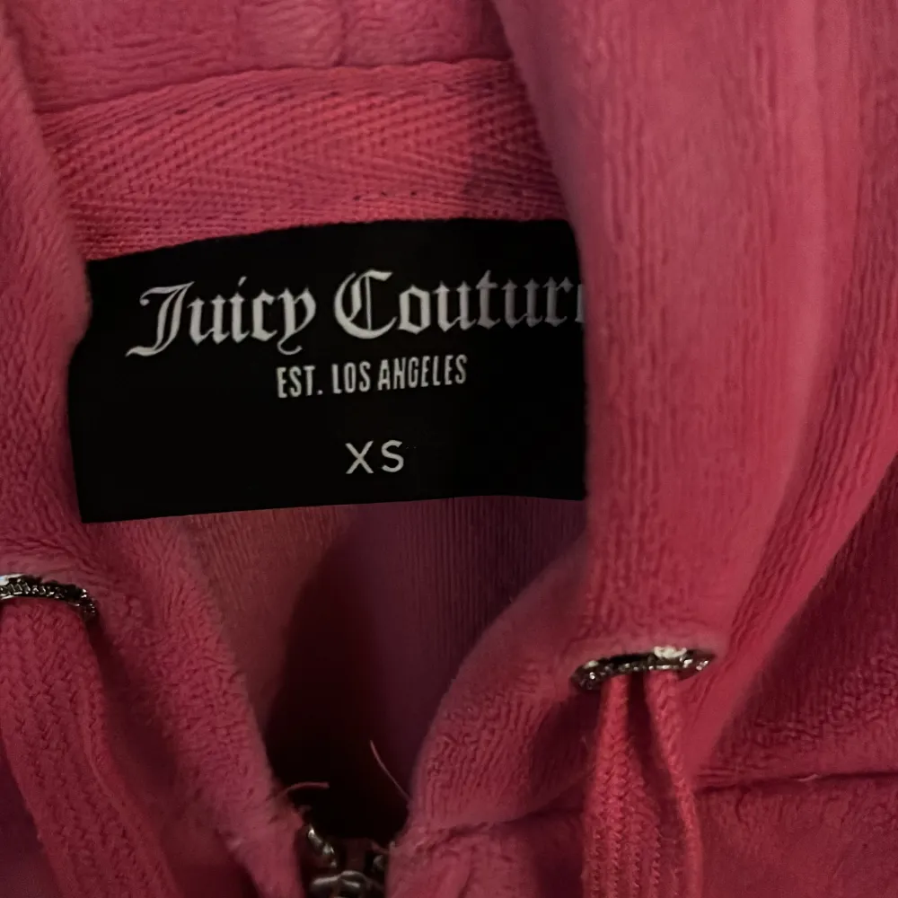fin tröja köpt från juicys hemsida för 3 månader sen💕. Hoodies.