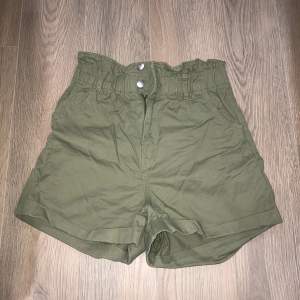 Militärgröna högmidjade shorts från HM, är i bra skick.