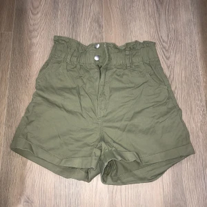 Högmidjade shorts  - Militärgröna högmidjade shorts från HM, är i bra skick.