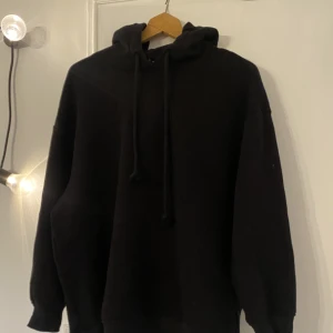 Oversized Hoodie - Svart stor Hoodie med mjuk insida. Använd väldigt få gånger. 
