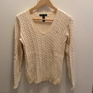 Lauren by Ralph Lauren kabelstickad tröja  - Kabelstickad tröja från Lauren by Ralp Lauren. Cremevit. Nyskick.