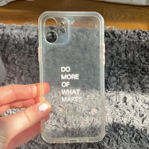  ett skal till iPhone 12 -  ett genomskinligt skal med text använt få gånger 