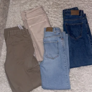Jeans  - Grön/beige cargo från pull and bear storlek 36 Vit/beige h&m storlek 36 Ljusa jean grina 34  Mörka jeans vero mode 26/32  Alla 4 för 600 