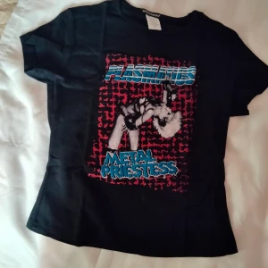 Vintage T-shirt  från Glamhead.med tryck - Från Glamhead, finns inte längre. Eftersökta idag av samlare och fans.Kolla in på ebay där de begagnade säljs för dyra pengar, mina är oanvända och flera olika.  Finns flera i storlekar  S M  Oanvända Rare