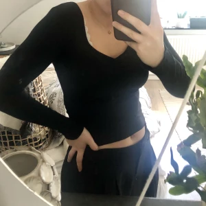 Topp - Jättefin och enkel topp med superstrechigt material