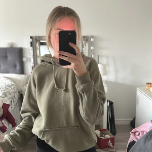  Hoodie  - Militärgrön hoodie ifrån bikbok. Storlek xs. Använd fåtal gånger. 