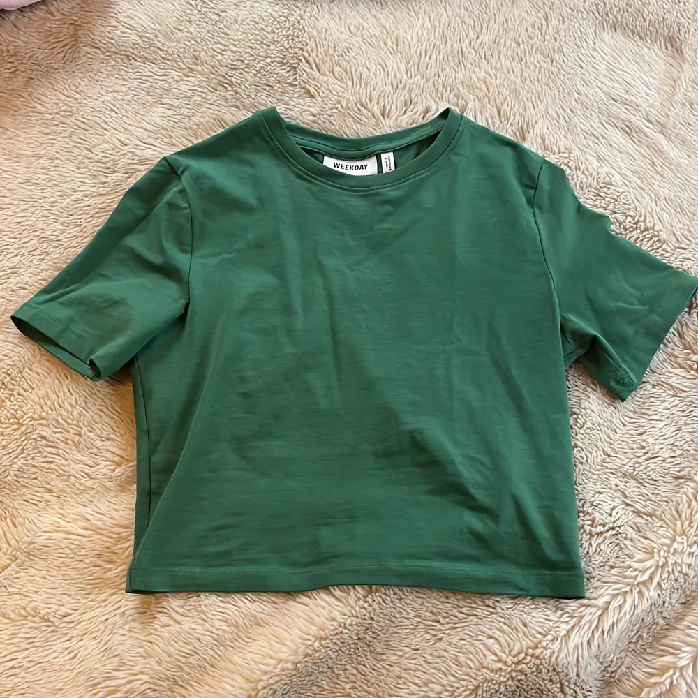 Superfin t-shirt från weekday i en fin grön färg 🌸 tröjan är helt oanvänd ! . T-shirts.