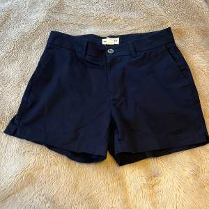 Säljer dessa sparsamt använda mörkblå shorts från Holly & White ! De är i mycket bra skick och i storlek 36 🌸