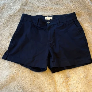 Mörkblå shorts!  - Säljer dessa sparsamt använda mörkblå shorts från Holly & White ! De är i mycket bra skick och i storlek 36 🌸