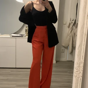 Kostymbyxor veromoda - Oversized kostymbyxor från veromoda använda två gånger i bra skick. Storlek XS. Rödorange färg