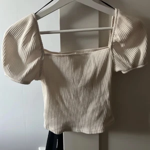 Söt topp - Säljer denna söta topp from Hm🫶🏻 i fint skick!!