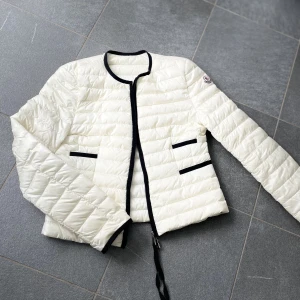 Moncler baillet giubbotto  - intressekoll på min giubbotto cardigan från Moncler.Nypris 9500kr slutsåld överallt. Strl 0 motsvarar xs. Har små hål i insidan av ärmen på jackan, inget som syns när man har på den, annars i gott skick! 😊Finns äktahetsbevis och moncler kartong medföljer🤗