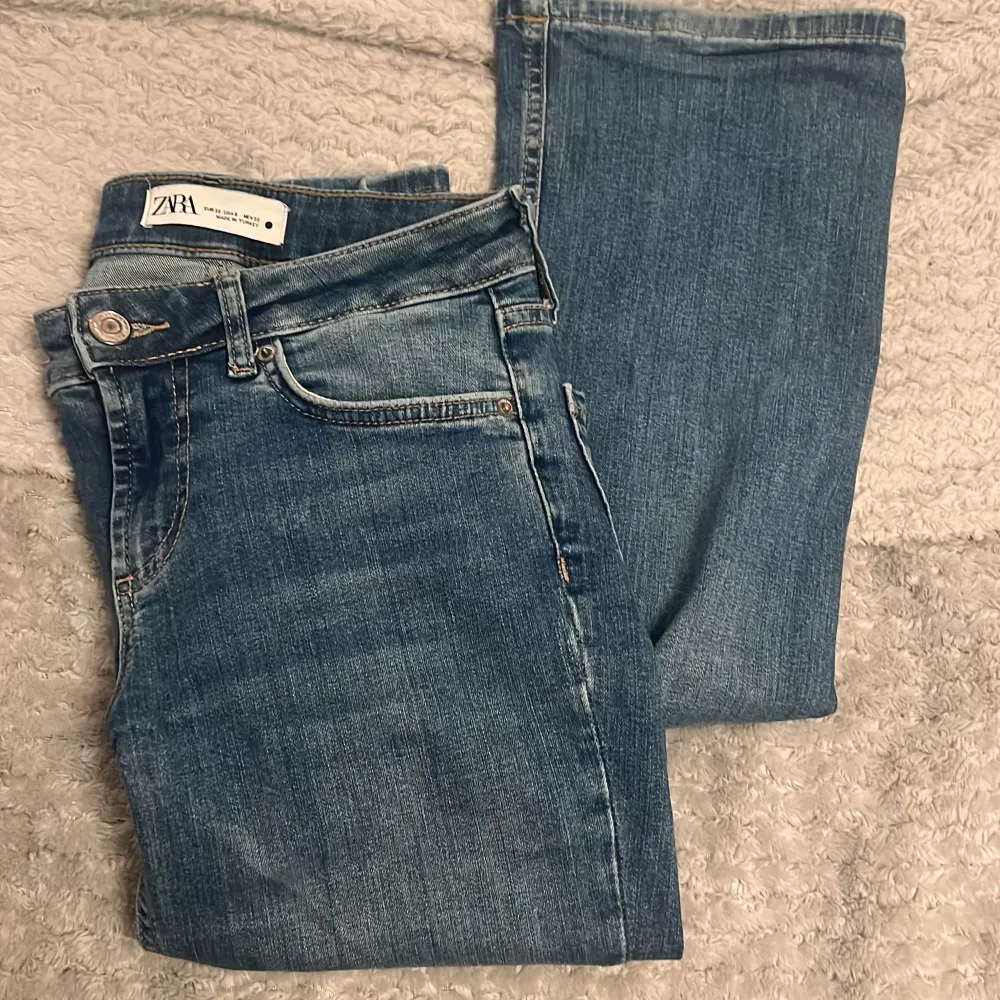 Lågmidjade bootcut jeans från Zara. Inte mycket använda så i fint skick! Storlek 32 men passar även större då de är ganska stretchiga.. Jeans & Byxor.
