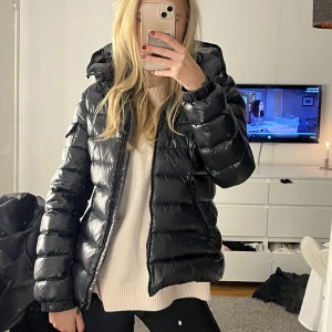 Moncler jacka  - (Intressekoll) på denna jacka från moncler. Bara använd 1 vinter så väldigt bra skick. Skriv privat för äktenhetsbevis osv🤍 jackan är i barnstorlek för 14 år men passar mig som har S! Skriv vad ni kan tänka er ge för jackan! BYTER EJ