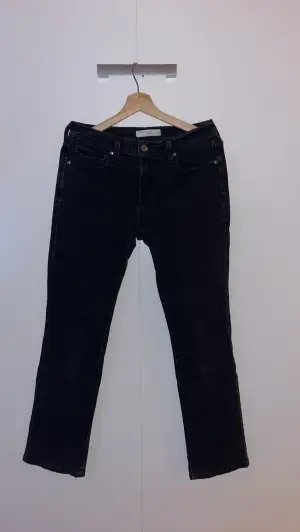 Skit snygga lågmidjade svarta Levis jeans men snygg detalj på fickorna. Säljer då dom inte kommer till användning tillräckligt mycket. Modell 505