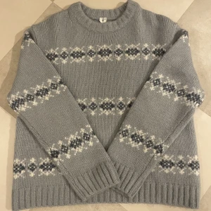 Arket stickad tröja  - Säljer denna mysiga stickade tröjan från Arket som är perfekt för vinter säsongen. Endast använd 3 ggr sen jag köpte den ny🤩 Villig att gå ner i pris vid snabb affär😊