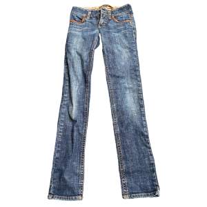 lågmidjade jeans från 00-talet, med detaljer på bakfickorna