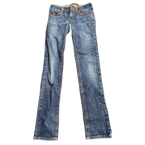 lågmidjade straight jeans  - lågmidjade jeans från 00-talet, med detaljer på bakfickorna