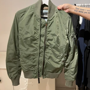 Alpha jacka - En fin jacka från Alpha Industries💕 storlek medium men sitter som en S