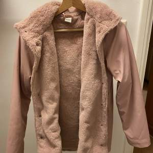 Hel ny varm Lindex rosa jacka utan prislapp för barn, passar bra också för XS. Säljer den eftersom jackan var en present som med storleken och färgen passade inte. Köptes för 1200 kr P.S kan komma överens om priset💕