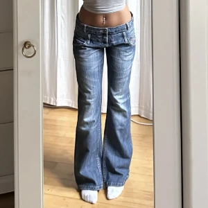 Vintage lågmidjade bootcut jeans - [Bild av Julia Storfeldt] Köpte dessa på plick men de var en aning långa på mig (jag är 158 cm). Annars inga defekter. Midja 86 cm, innerben 79 cm. 