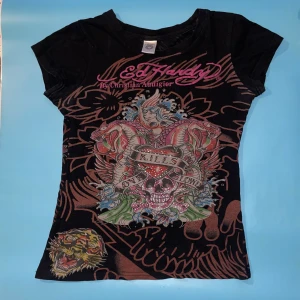 Ed Hardy babytee - Jättesöt babytee och perfekt storlek för att visa mage men inte hela magen.