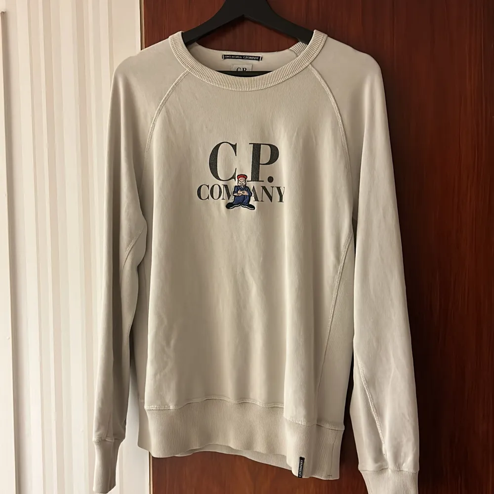 En fräsch C.P company sweatshirt med skick 9/10 därmed de låga priset. Storlek S men passar större, passar mig som är 186. Tröjor & Koftor.