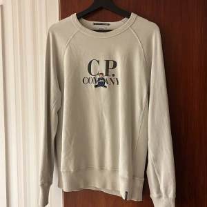 CP company - En fräsch C.P company sweatshirt med skick 9/10 därmed de låga priset. Storlek S men passar större, passar mig som är 186
