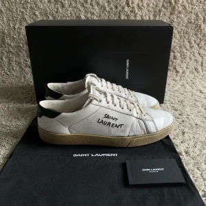 Saint Laurent skor - Säljer nu dessa stilrena Saint Laurent sl/06 skorna. Box, orderbekräftelse, dustbag samt tags tillkommer vid köp. Storlek EU 41🤩 Ej byten och ej skambud 