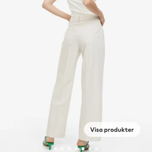 Beiga kostymbyxor  - Säljer dessa supersnygga beiga kostymbyxor då dem är för stora🌟 Lägre i midjan🌟 