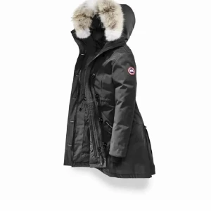 Canada goose jacka  - Säljer min canada gosse jacka köpt för 17950 förra vintern, hål i fickan men går att sy annars ser helt ny ut pris kan diskuteras!