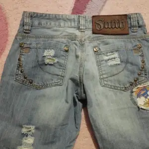 Asnice unika lågmidjade jeans från dsquared, säljer enbart då de är något små för mej 💔 Rak modell (lite utsvängda där nere) o sitter verkligen så nice!  Storlek 36 midjemått 72 cm. Kan mötas i Malmö eller frakta 🧸❤️