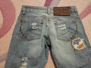 Asnice unika lågmidjade jeans från dsquared, säljer enbart då de är något små för mej 💔 Rak modell (lite utsvängda där nere) o sitter verkligen så nice!  Storlek 36 midjemått 72 cm. Kan mötas i Malmö eller frakta 🧸❤️