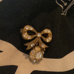 Fin brosch  - Fin brosch med små stenar i💕