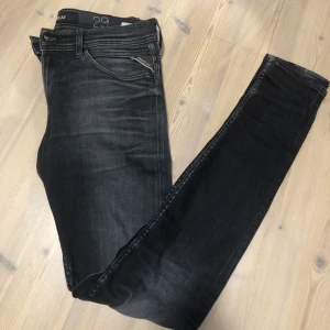 Replay jeans  - Riktigt feta replay jeans i en lite smalare modell, jondrill, skick 9/10 inga defekter bara riktigt feta slitningar.