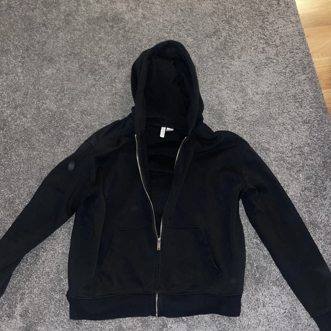 Svart zip hoodie 