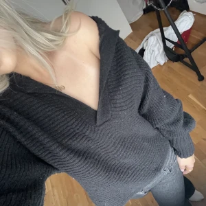 Stickad tröja - Stickad tröja som bara legat och skräpat i garderoben, storlek M köparen står alltid för frakten, om du har fler frågor så är det bara att skriva❤️