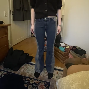 Weekday utsvängda jeans - Jättesnygga jeans från weekday. Bara använder ett få antal gånger så de är i prima skick. Skriv för mer frågor