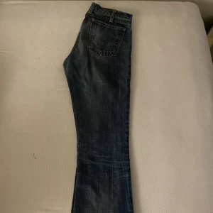 Jeans - Vida jeans från levis, jag är 166 och dom passar bra. 76 runt midjan.