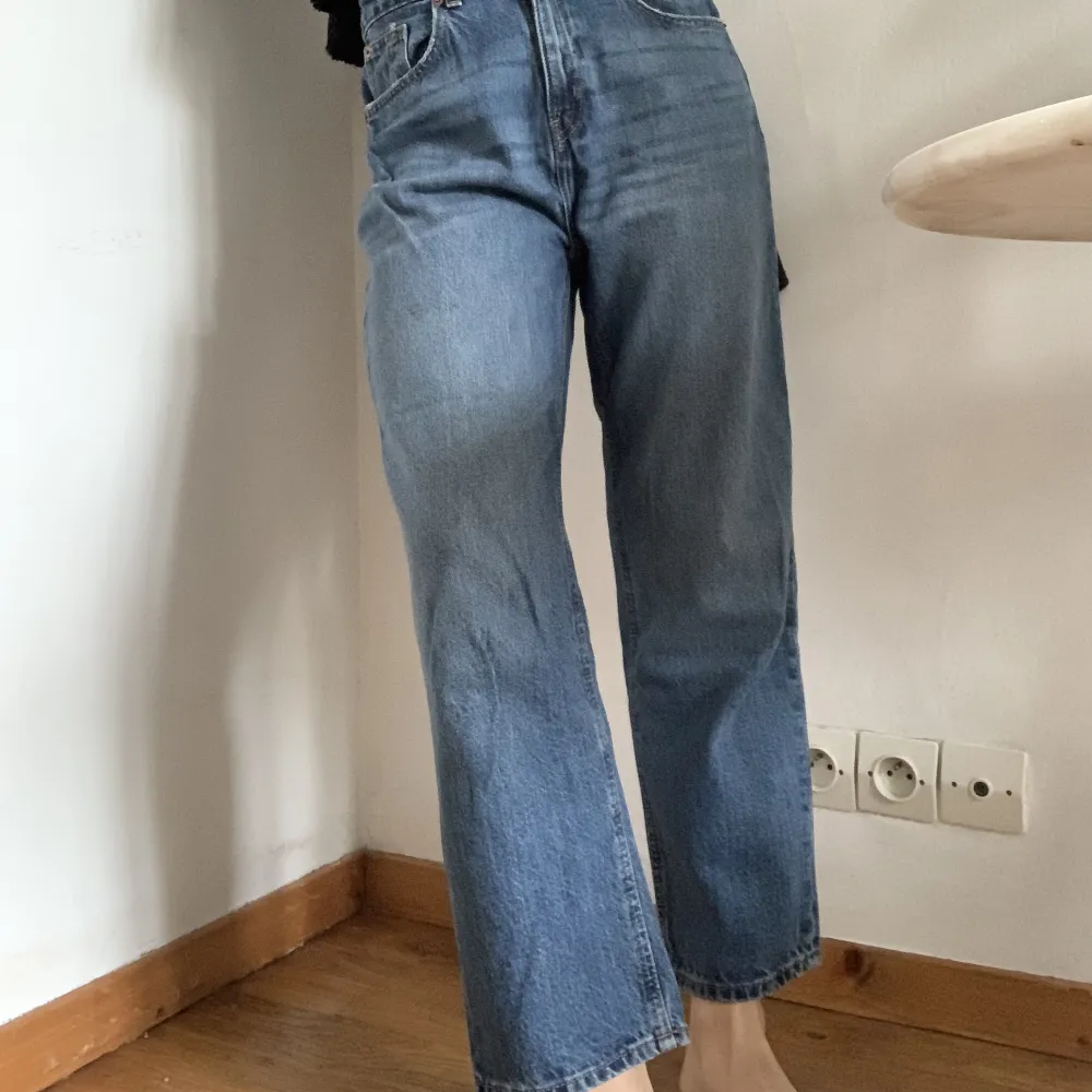 Mom jeans, storlek 36/38. Frakt tillkommer! Skriv för mer info🖤. Jeans & Byxor.